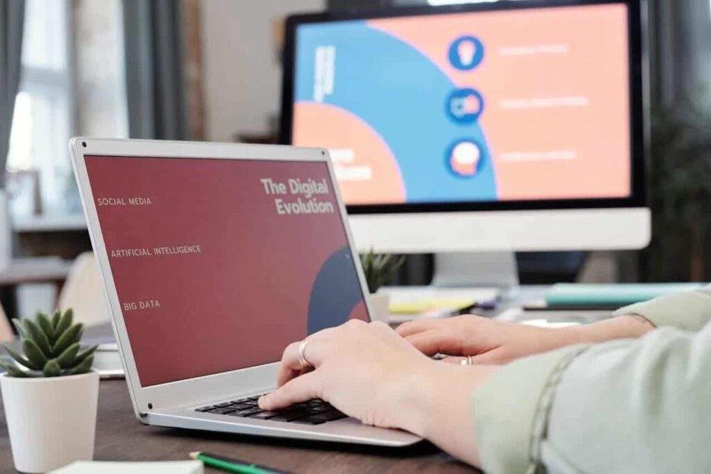 Professional werkt op laptop met presentatie over digitale evolutie, artificial intelligence en big data